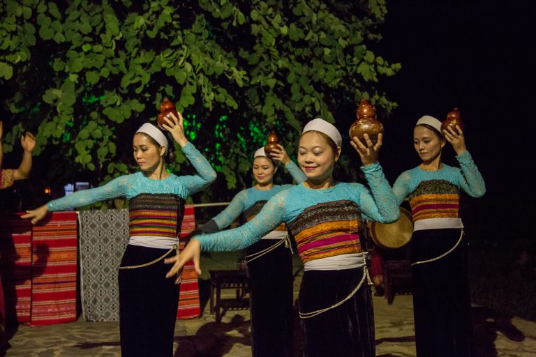 Múa truyền thống dân tộc Thái